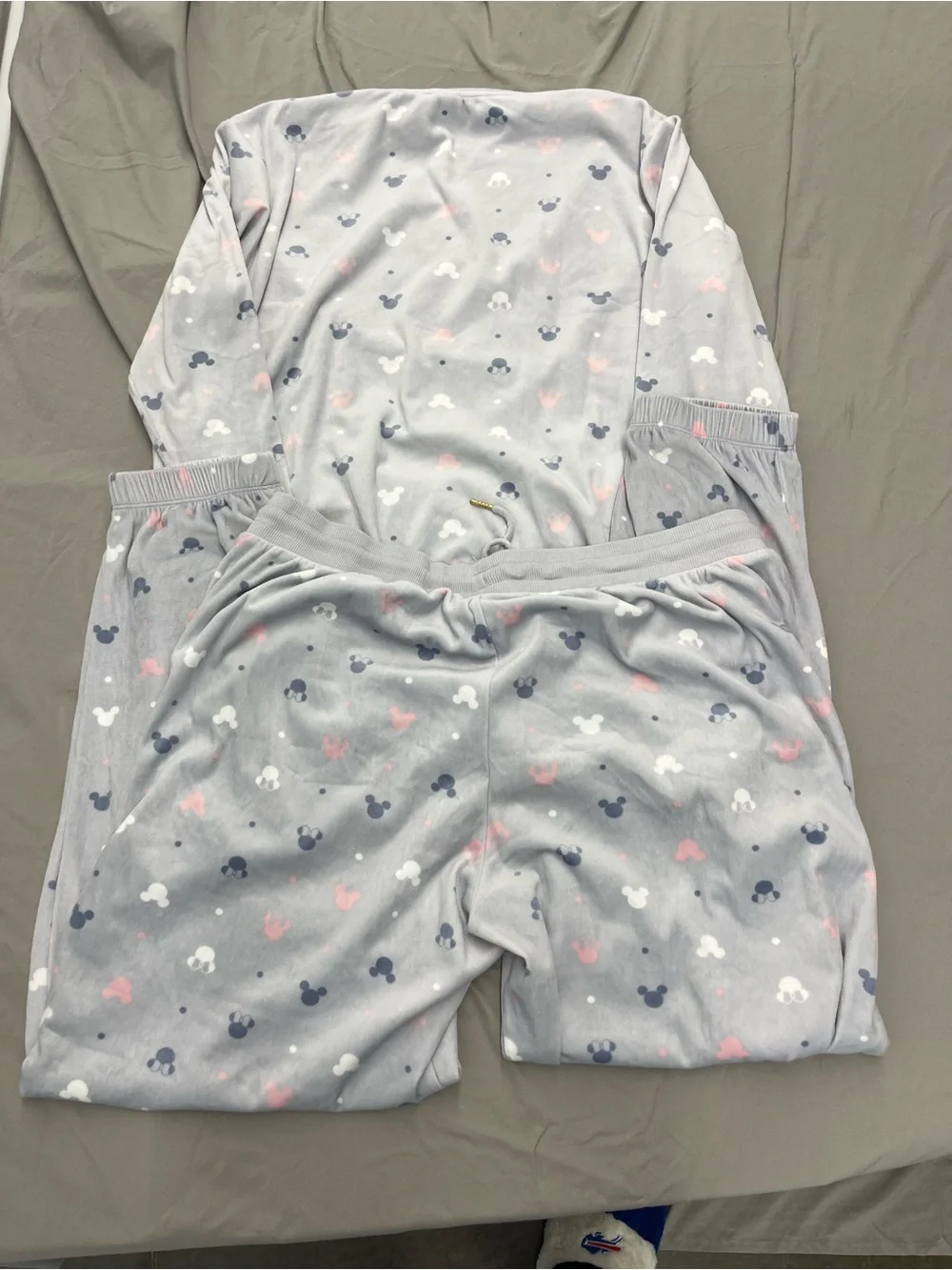 Disney Light Gray Mickey Head Print Long Sleeve Pajama Set Women’s Size XL